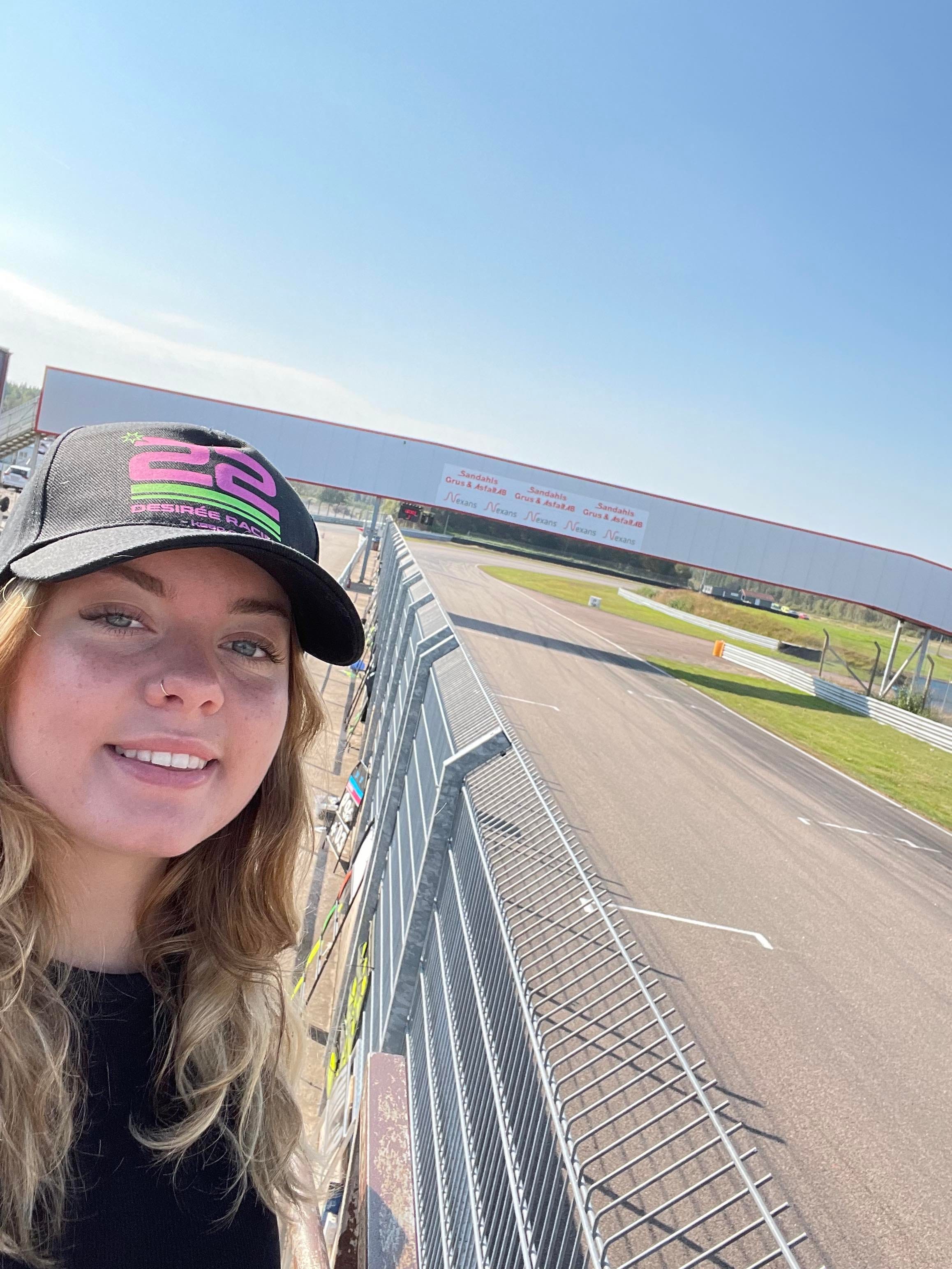 Read more about the article Desirée er godt i gang med første NM-helg i roadracing på Vålerbanen!