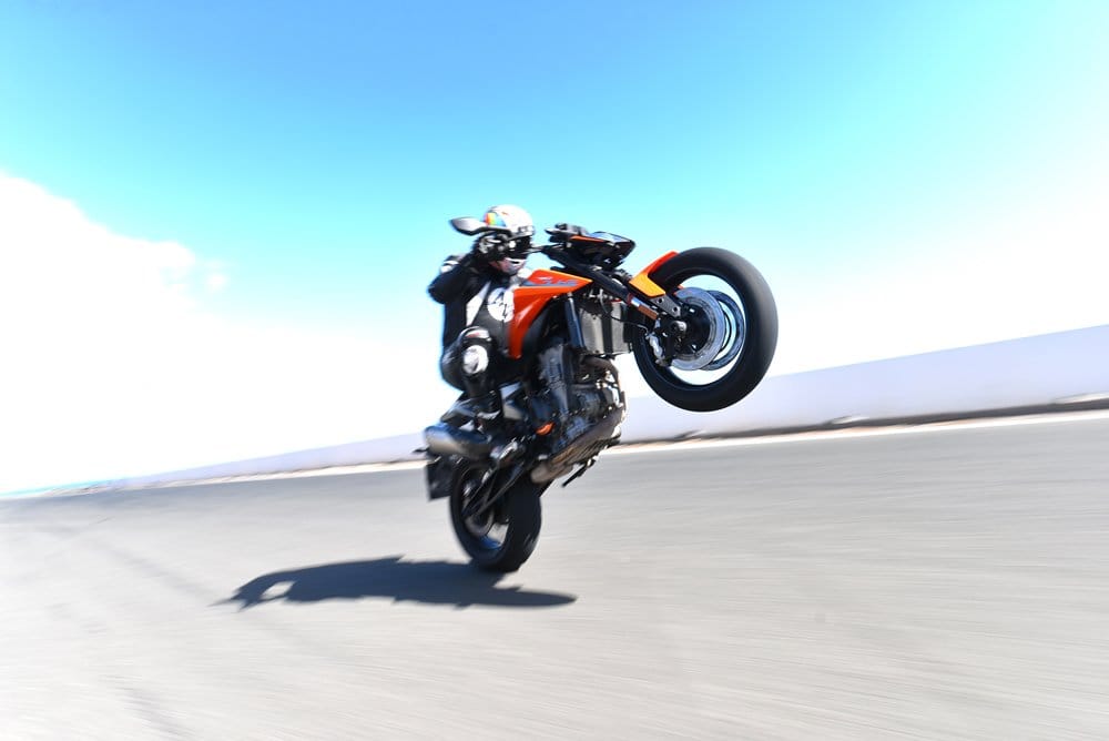 Read more about the article Wheelies i Østerrike er trolig en dårlig ide!