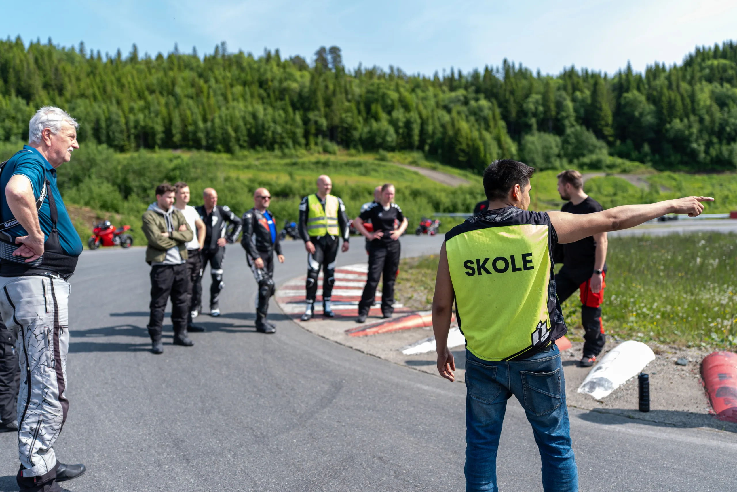 Read more about the article Sol, svinger og sikkerhet: MC-kjørekurs på Verdalen i Torgeir Bys ånd