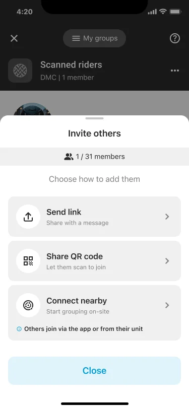 Skjermbilde fra Cardo Connect-appen som viser funksjonen for å invitere andre til en DMC-gruppe, med valg for å sende lenke, dele QR-kode eller koble til enheter i nærheten. Gruppen har plass til 31 medlemmer