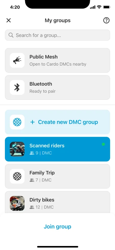 Skjermbilde av Cardo Connect-appen som viser gruppeoversikten med Public Mesh, Bluetooth, eksisterende DMC-grupper og mulighet for å opprette ny gruppe