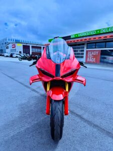 Ducati i Stavanger: AllSupermoto blir Ducati-forhandler, og nå står syklene i butikken