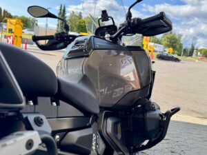 Nærbilde av førerposisjonen på BMW R 1300 GS Adventure, med oversiktlig dashbord, håndtak og den store 30-liters tanken med GS-logo