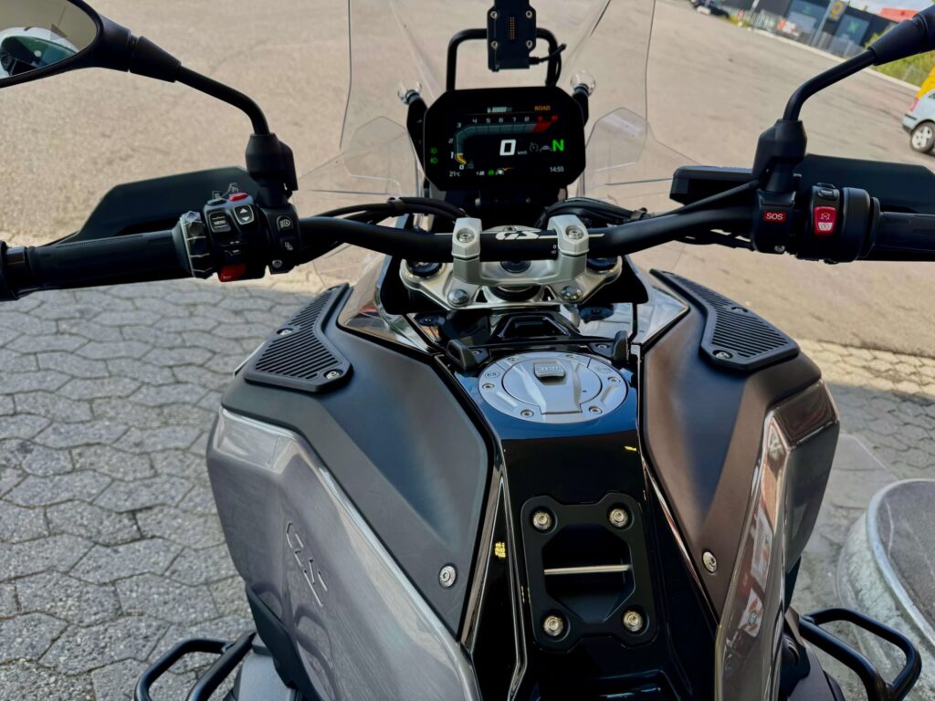Førermiljøet på BMW R 1300 GS Adventure med digitalt instrumentpanel, styre med kontroller og den store 30-liters tanken i forgrunnen