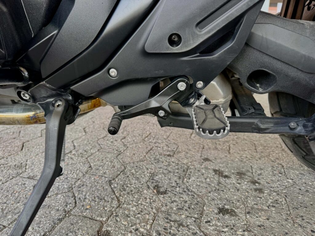 Nærbilde av girspaken på BMW R 1300 GS Adventure med automatgirkasse, som viser at tradisjonell manuell girbetjening på foten fortsatt er tilgjengelig selv uten kløtsjhendel