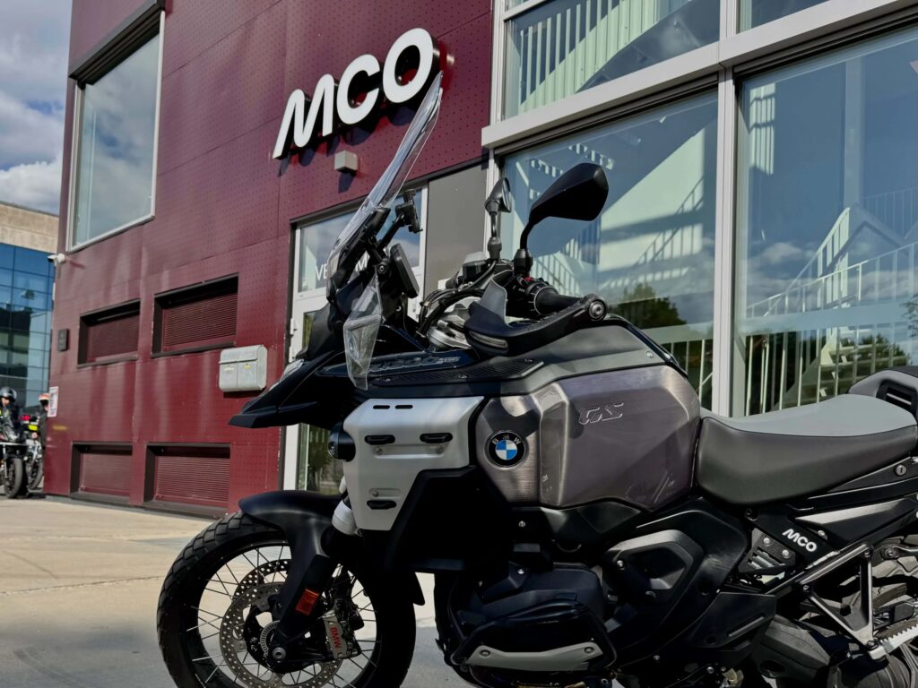 BMW R 1300 GS Adventure parkert utenfor MCO Vollebekk i Oslo, med fokus på styre, tank og eikerhjul foran