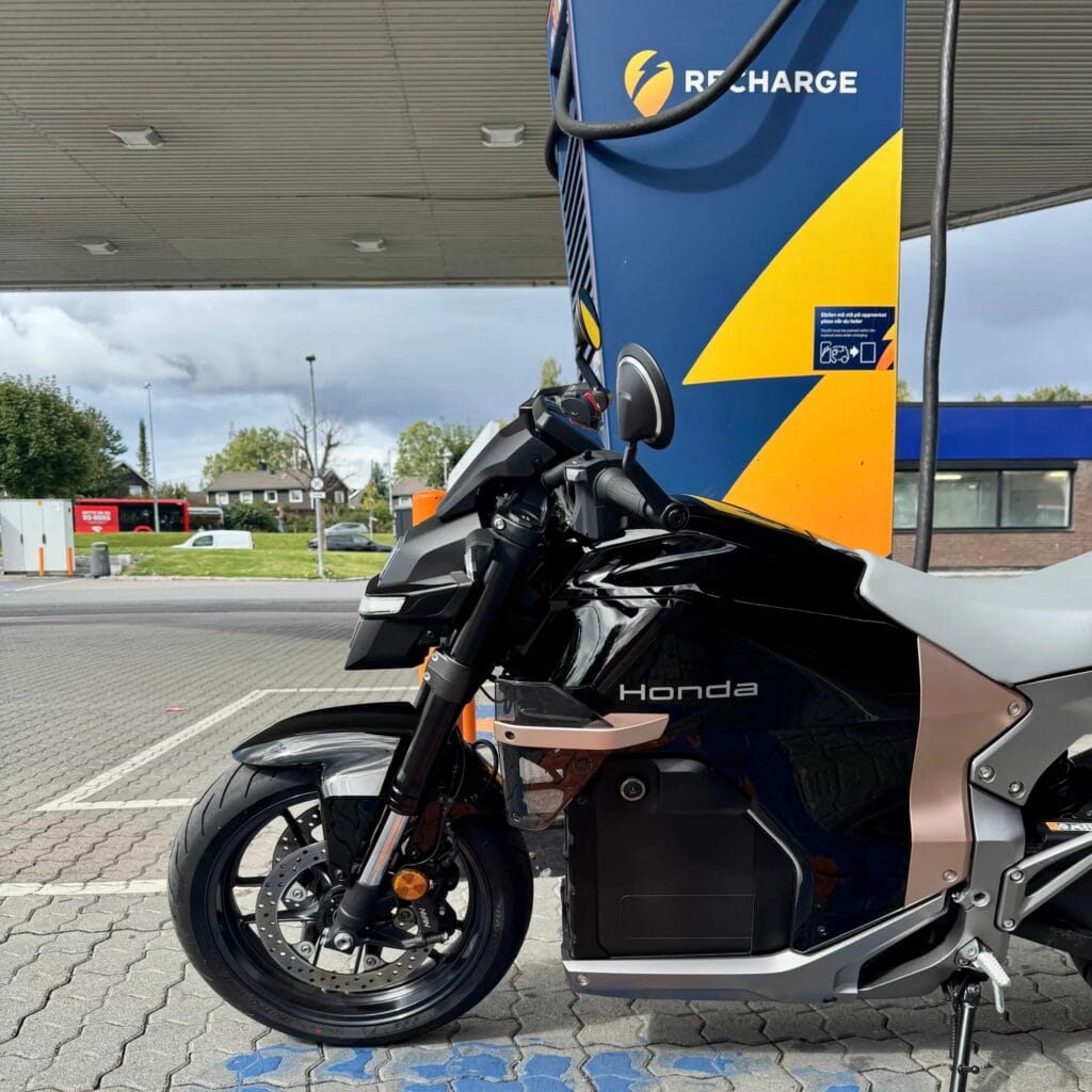 Honda WN7 til lading ved en Recharge-ladestasjon