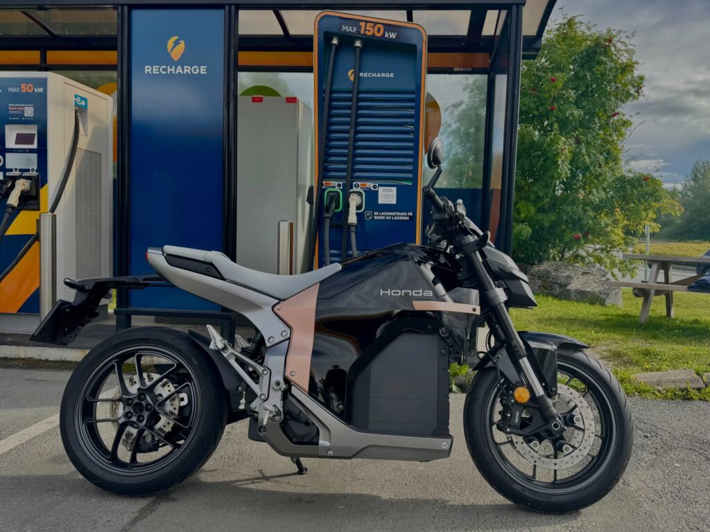 Honda WN7 elektrisk motorsykkel tilkoblet en Recharge-ladestasjon med CCS-hurtiglader