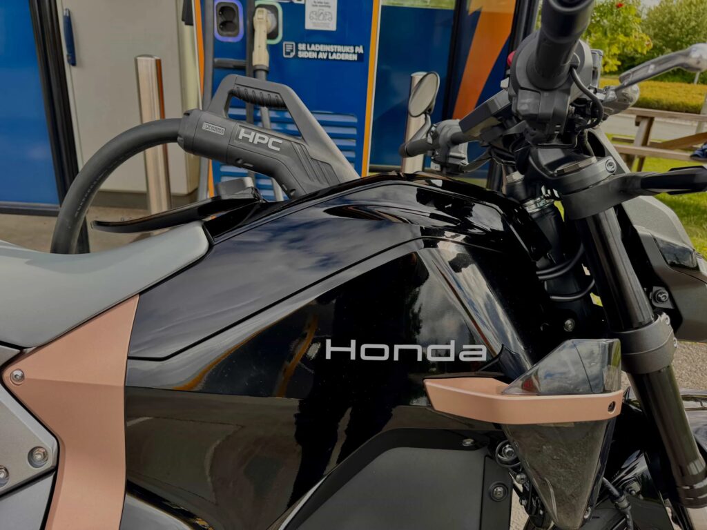 Honda WN7 tilkoblet HPC-ladekabel ved hurtigladestasjon med CCS2-kontakt