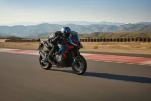 BMW M 1000 XR i M-farger på racerbane med fjellandskap i bakgrunnen. Beepi.no / Bikelifenorge.no