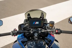 Førerperspektiv på BMW M 1000 XR med M-logo på TFT-skjermen, styre og tank. Beepi.no / Bikelifenorge.no