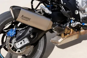 Nærbilde av Akrapovic-eksos, blåeloksert M-bremse og karbonfelg på BMW M 1000 XR. Beepi.no / Bikelifenorge.no