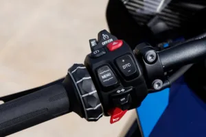 Håndtak på BMW M 1000 XR med knapper for cruise control, DTC, meny. Beepi.no / Bikelifenorge.no