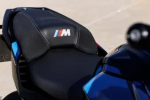 Nærbilde av motorsykkelsetet på BMW M 1000 XR med fargerik M-logo på nakkestøtten. Beepi.no / Bikelifenorge.no