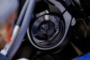 Nærbilde av justeringshjul for fjærspenning på BMW M 1000 XR, merket PRELOAD med 1 turn = 1 mm. Beepi.no / Bikelifenorge.no