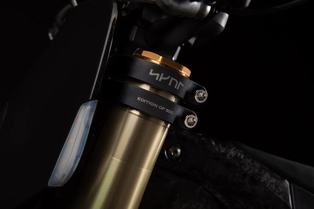 Nærbilde av gaffelbroen på Stark VARG SM Sköll med gravert «Edition of 500»-nummerering og svart anodisert finish