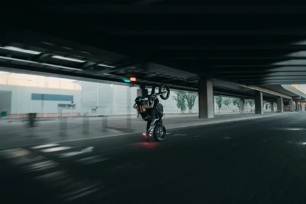 Stark VARG SM Sköll i svart utførelse gjør wheelie under bro